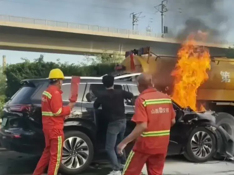 华为问界 M7 追尾养护车起火致 3 人遇难，车企回应：已成立专项小组，正配合调查