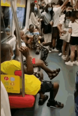 广州地铁，5名外籍黑人喧哗跳舞，无一人上前阻止