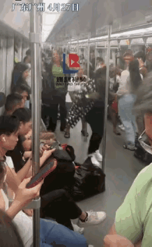 广州地铁，5名外籍黑人喧哗跳舞，无一人上前阻止